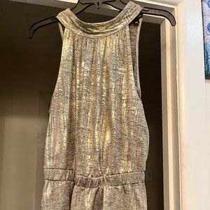 Small gold sleeveless super cute top